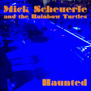 Eine in tiefes blau getauchte Bühne.Plattencover Haunted von Mick Scheuerle and the Rainbow Turtles