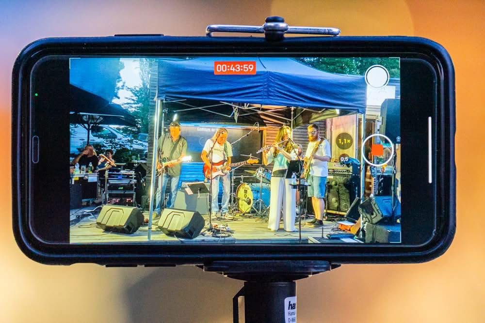 Die Rainbow Turtles werden beim Auftritt über ein Handy gefilmt